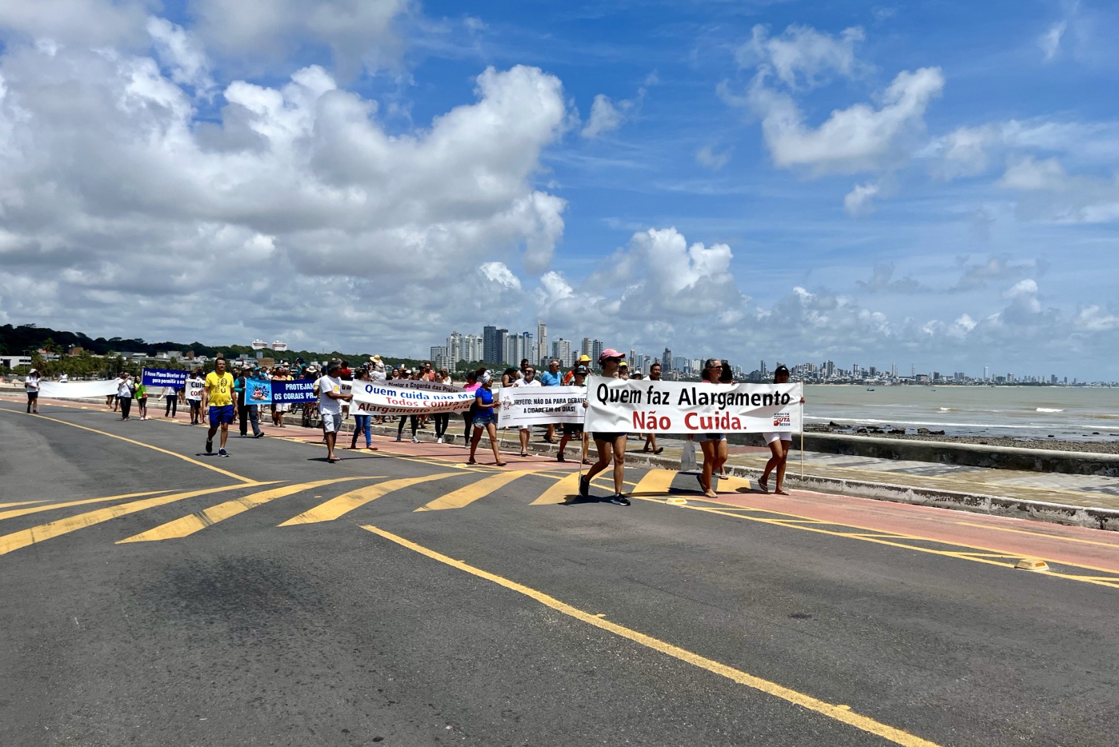 Mobilização por Nossas Praias - Cabo Branco. Por Rossana Honorato, em 2023, na Praia do Cabo Branco, João Pessoa-PB. Projeto AndaCIDADE - ANO 2.