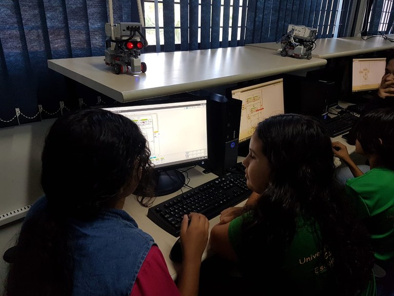 Alunos durante a aula de programação de robótica da turma do 5ºano da EEBAS_Acervo da equipe