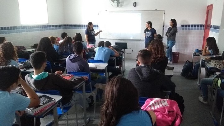 Palestra Tratamento de Resíduos Eletroeletrônicos na escola Sesquicentenário em João Pessoa, 2019 – Imagem disponível no Instagram do projeto TREE