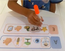 Criança em atividade didática de alfabetização. Imagem cedida pela coordenação do projeto Alfa.