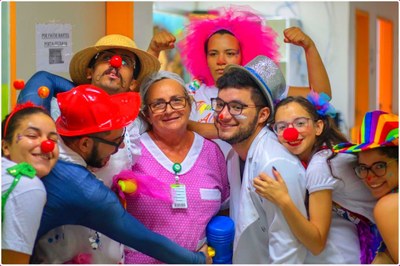 Enfermeira do hospital interagem com os voluntários que brincam e fazem piadas nos corredores do Hospital Universitário, levando alegria a todos, adultos e crianças. Imagem: foto post do projeto no Instagram @tiquinhodealegria