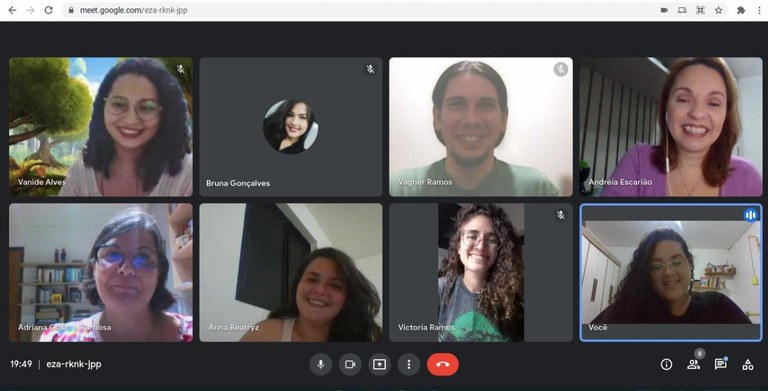 Professoras  Andréia Escarião e Adriana Gaião em reunião com alguns dos estagiários do CAPpE. Imagem: captura de tela enviada pela equipe.