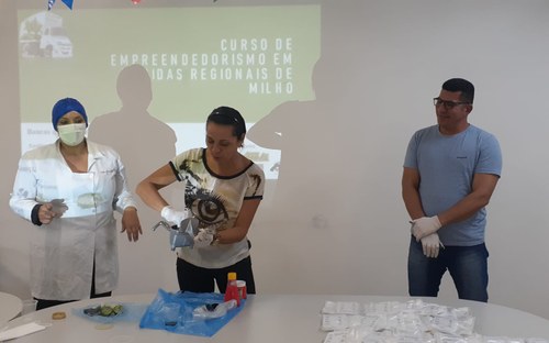 Aula de boas práticas em manipulação de alimentos durante o curso Empreendedorismo em comidas regionais de milho. Imagem cedida pela equipe (2022)