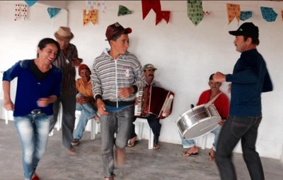 Boi de Reis de Solânea - PB, dança e ensinamentos do mestre para aprendizes. Imagem: foto de arquivo pessoal cedida pela equipe.